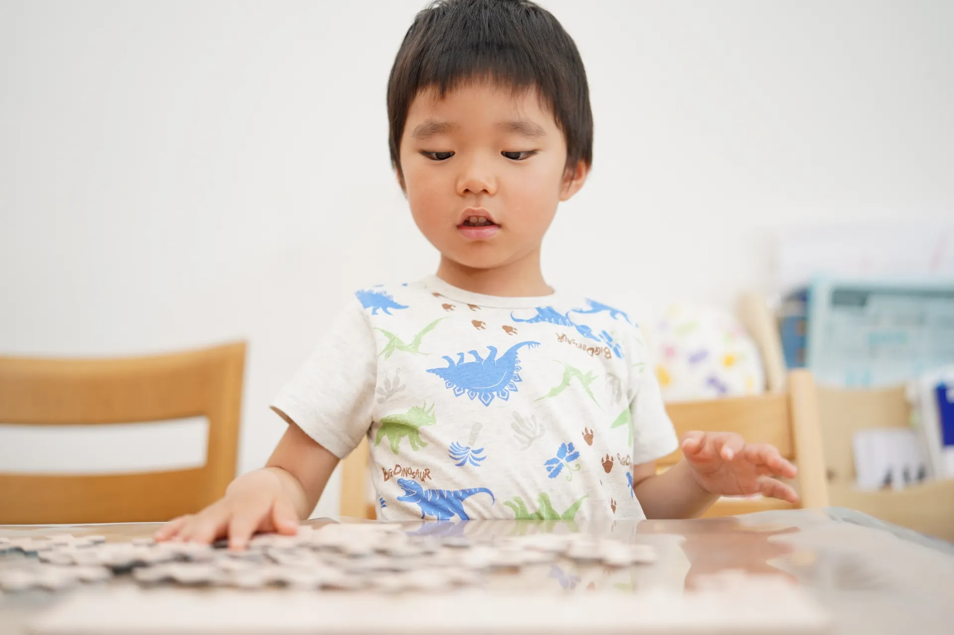 子供が知能検査をしている写真