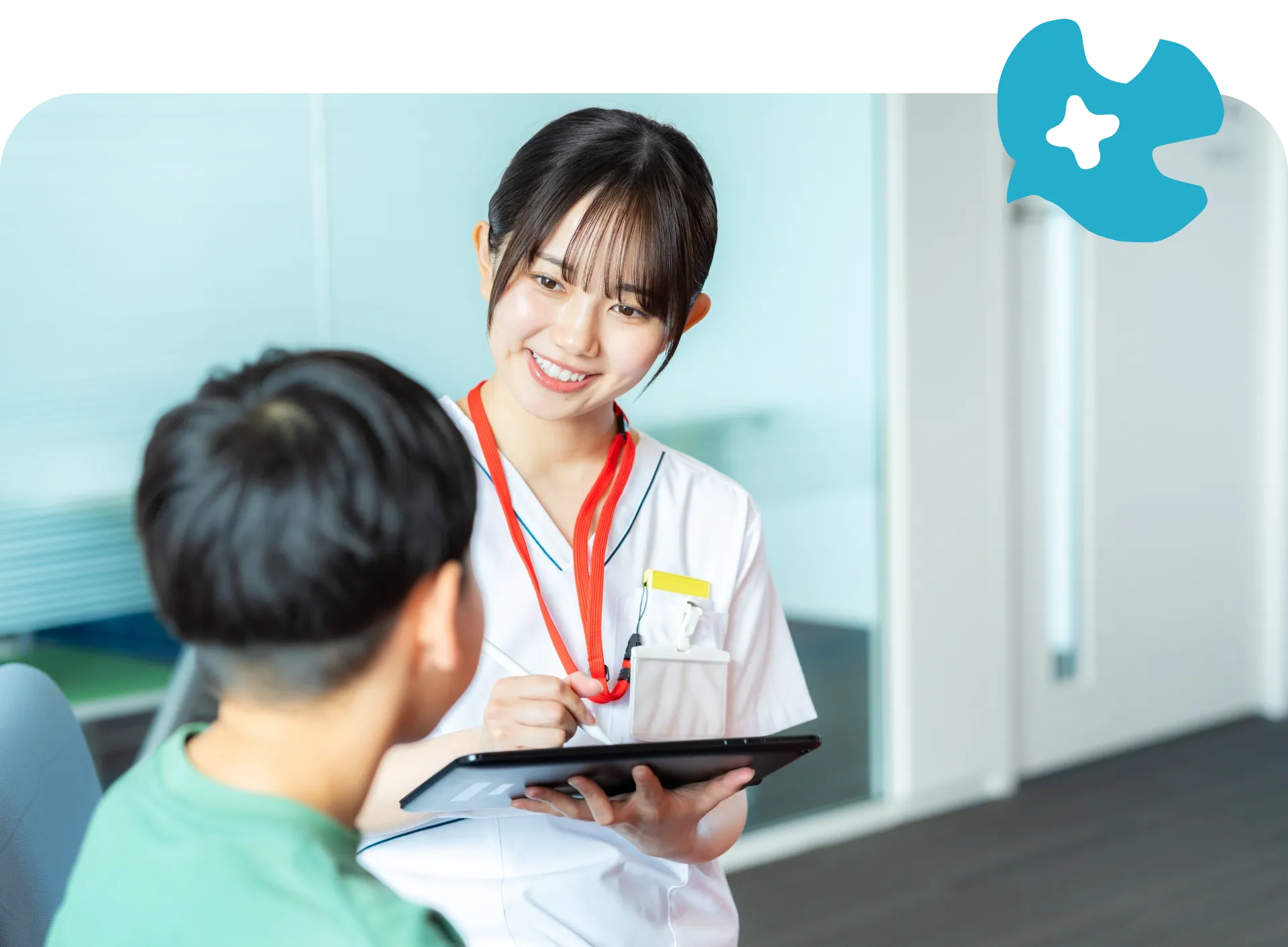 看護師が子どもと話している写真